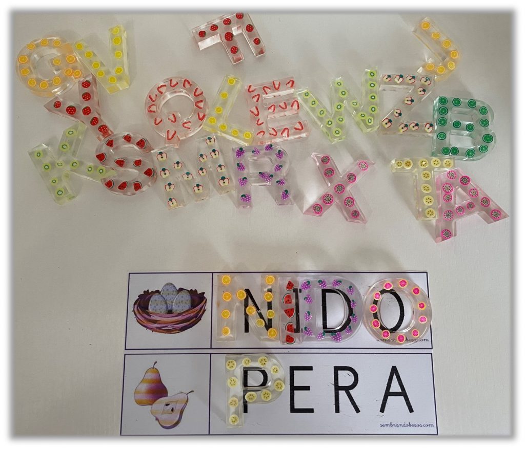 Tarjetas de lectoescritura con letras de resina transparentes