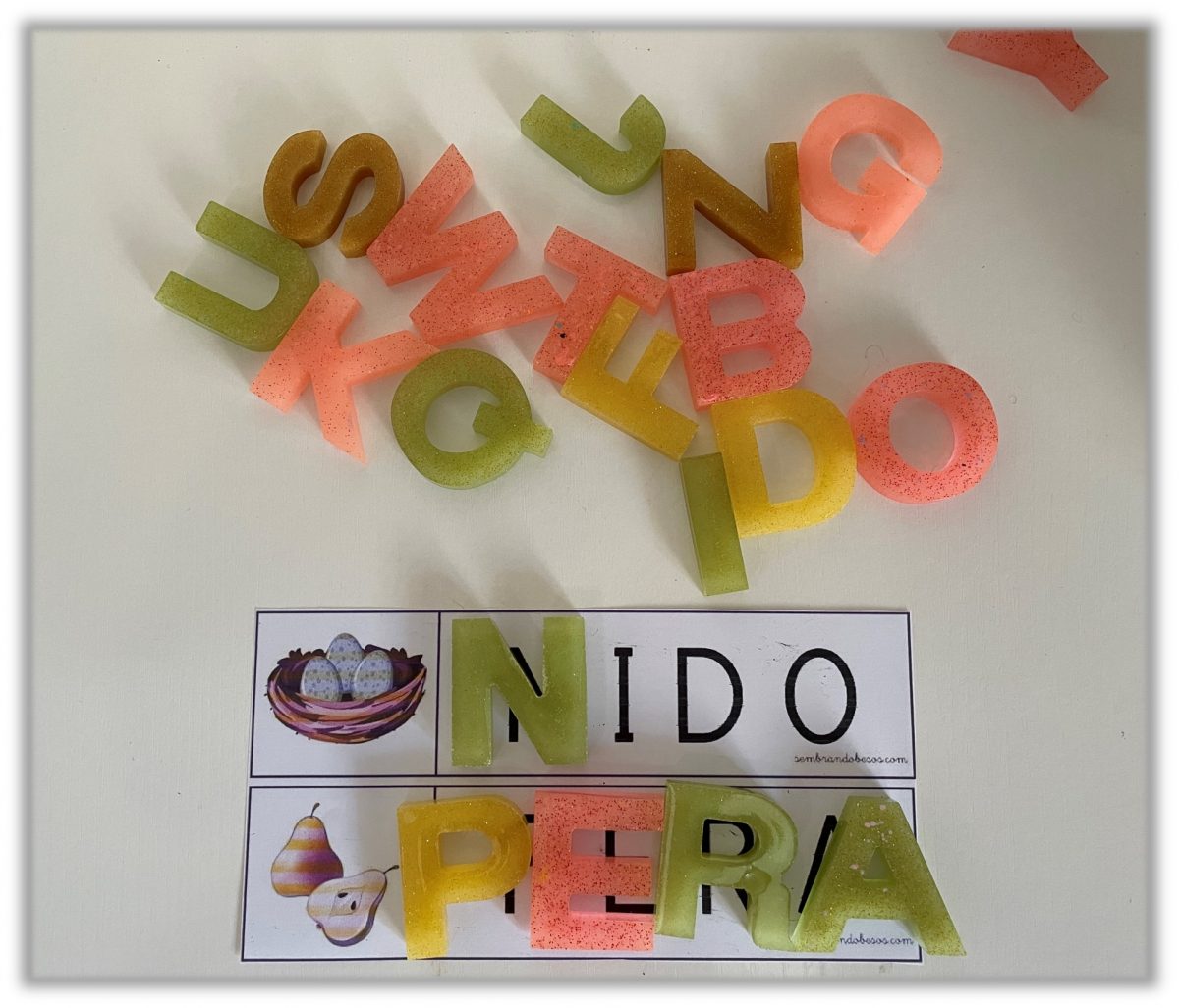 Actividades con tarjetas de lectoescritura en infantil y letras de resina